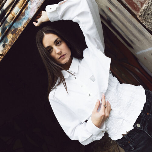 Camisa blanca con cintura fruncida